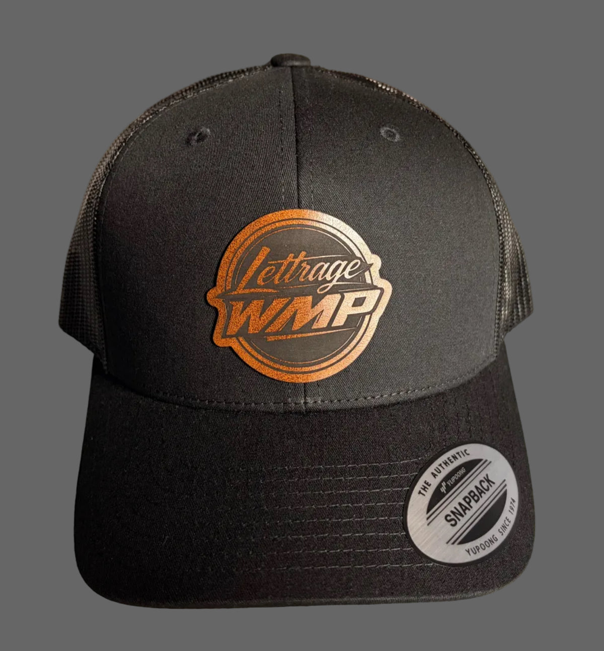 Casquette avec patch de cuir gravé
