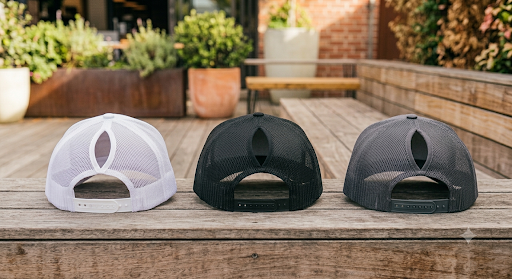 Casquette femme avec patch en cuir personnalisée au laser